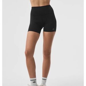 alo yoga women’s black shorts